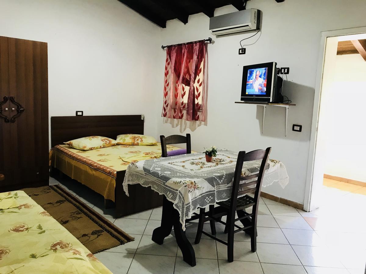 Viena Kompleks * Golem (Tirana)